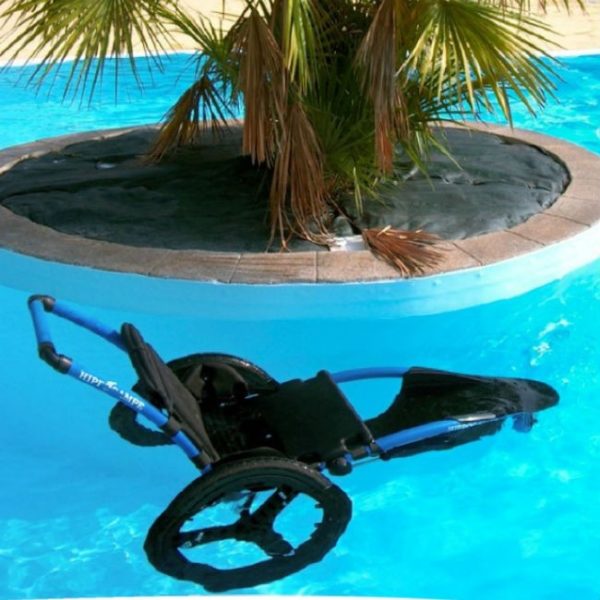 Silla de ruedas Hippocampe version piscina en el agua.jpg