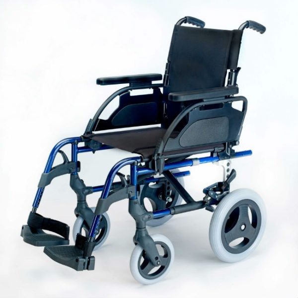 silla de ruedas de aluminio no autopropulsable breezy style azul marino.jpg